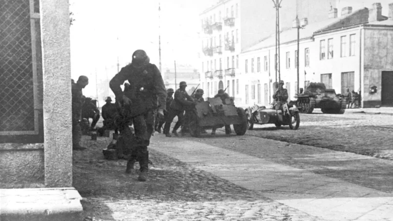 German 4th Panzer Division troops and vehicles preparing to advance on Grójecka Street during the assault on Warsaw, September 1939